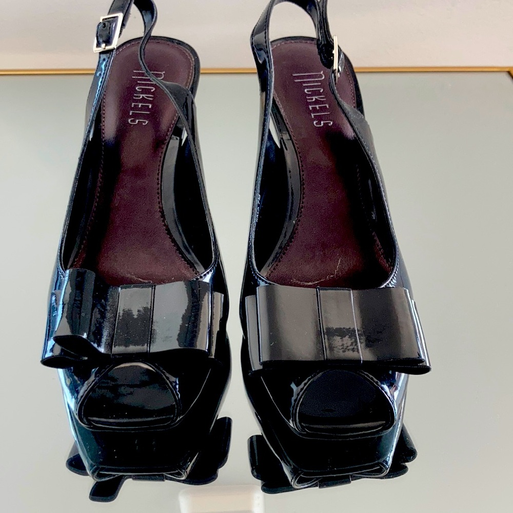 Black patent leather peep toe shoe with center bow